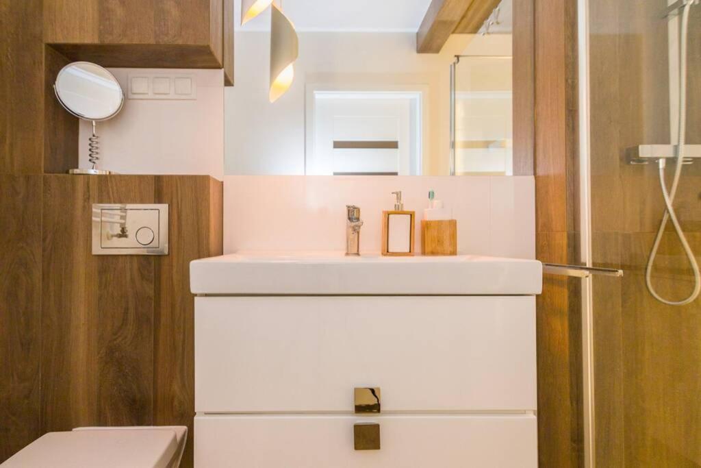 Sun House Apartment + Free Parking Breslavia Exterior foto